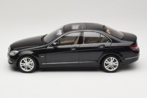 Mercedes C-Class W204 Obsidian Black AUTOart 1:18 B66962367 Metal - imagen 4 de 8