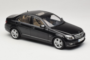 Mercedes C-Class W204 Obsidian Black AUTOart 1:18 B66962367 Metal - imagen 6 de 8
