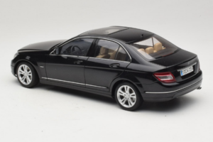 Mercedes C-Class W204 Obsidian Black AUTOart 1:18 B66962367 Metal - imagen 7 de 8
