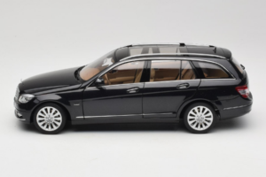 Mercedes C-Class W204 Estate Obsidian Black AUTOart 1:18 B66962349 Metal - imagen 4 de 8