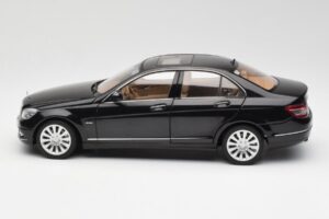 Mercedes C-Class W204 Obsidian Negro AUTOart 1:18 B66962365 Metal - imagen 4 de 8