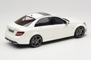 Mercedes C63 AMG W204 Diamond White GT Spirit 1:18 GT928 Resina - imagen 2 de 6