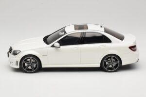 Mercedes C63 AMG W204 Diamond White GT Spirit 1:18 GT928 Resina - imagen 3 de 6