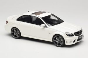Mercedes C63 AMG W204 Diamond White GT Spirit 1:18 GT928 Resina - imagen 4 de 6