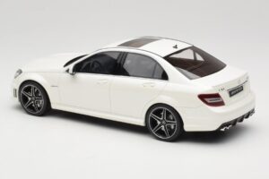 Mercedes C63 AMG W204 Diamond White GT Spirit 1:18 GT928 Resina - imagen 5 de 6