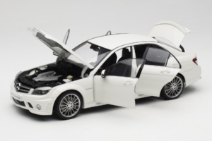 Mercedes AMG C63 W204 Blanco AUTOart 1:18 72674-R1 Metal - imagen 2 de 8