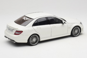 Mercedes AMG C63 W204 Blanco AUTOart 1:18 72674-R1 Metal - imagen 3 de 8
