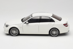 Mercedes AMG C63 W204 Blanco AUTOart 1:18 72674-R1 Metal - imagen 4 de 8