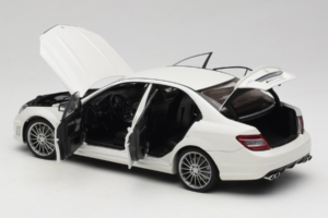 Mercedes AMG C63 W204 Blanco AUTOart 1:18 72674-R1 Metal - imagen 5 de 8
