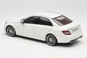 Mercedes AMG C63 W204 Blanco AUTOart 1:18 72674-R1 Metal - imagen 7 de 8
