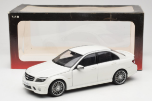 Mercedes AMG C63 W204 Blanco AUTOart 1:18 72674-R1 Metal - imagen 8 de 8