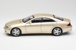 Mercedes CLS C219 Beige Claro Dorado Kyosho 1:18 08401LBE Metal - imagen 4 de 8