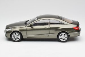 Mercedes E-Class Coupe C207 Titanite Gris Metalizado Minichamps 1:18 B66962419 Metal - imagen 4 de 8