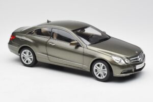Mercedes E-Class Coupe C207 Titanite Gris Metalizado Minichamps 1:18 B66962419 Metal - imagen 6 de 8