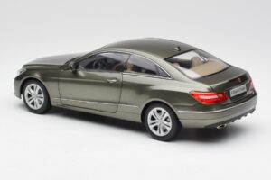 Mercedes E-Class Coupe C207 Titanite Gris Metalizado Minichamps 1:18 B66962419 Metal - imagen 7 de 8