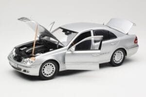 Mercedes E-Class W211 Plata Kyosho 1:18 B66962146 Metal - imagen 2 de 8