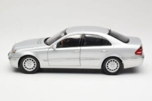 Mercedes E-Class W211 Plata Kyosho 1:18 B66962146 Metal - imagen 4 de 8