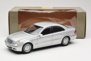 Mercedes E-Class W211 Plata Kyosho 1:18 B66962146 Metal - imagen 8 de 8