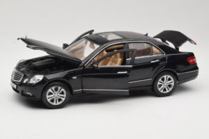 Mercedes E-Class W211 Negro Maisto 1:18 31172 Metal - imagen 2 de 8