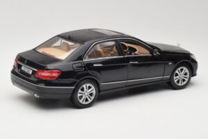 Mercedes E-Class W211 Negro Maisto 1:18 31172 Metal - imagen 3 de 8