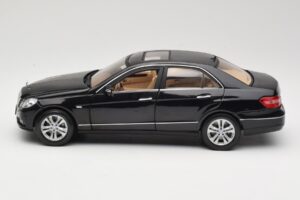 Mercedes E-Class W211 Negro Maisto 1:18 31172 Metal - imagen 4 de 8