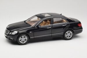 Mercedes E-Class W211 Negro Maisto 1:18 31172 Metal