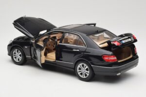 Mercedes E-Class W211 Negro Maisto 1:18 31172 Metal - imagen 5 de 8