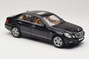Mercedes E-Class W211 Negro Maisto 1:18 31172 Metal - imagen 6 de 8