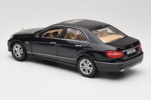 Mercedes E-Class W211 Negro Maisto 1:18 31172 Metal - imagen 7 de 8