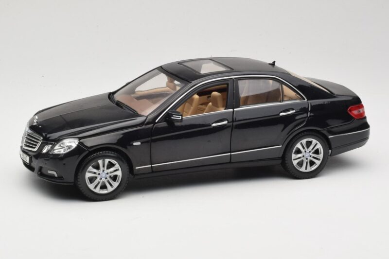 Mercedes E-Class W211 Negro Maisto 1:18 31172 Metal