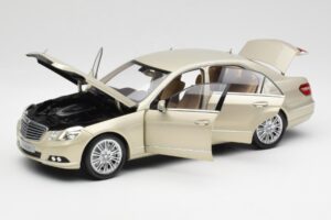Mercedes E-Class W212 Elegance Pearl Beige Metalizado Minichamps 1:18 B66960215 Metal - imagen 2 de 8