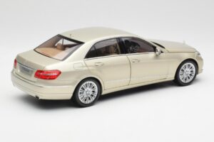 Mercedes E-Class W212 Elegance Pearl Beige Metalizado Minichamps 1:18 B66960215 Metal - imagen 3 de 8