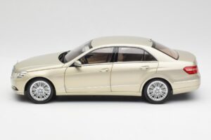 Mercedes E-Class W212 Elegance Pearl Beige Metalizado Minichamps 1:18 B66960215 Metal - imagen 4 de 8