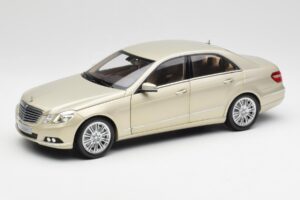 Mercedes E-Class W212 Elegance Pearl Beige Metalizado Minichamps 1:18 B66960215 Metal