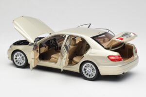 Mercedes E-Class W212 Elegance Pearl Beige Metalizado Minichamps 1:18 B66960215 Metal - imagen 5 de 8