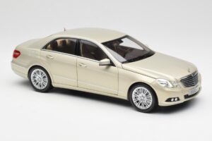 Mercedes E-Class W212 Elegance Pearl Beige Metalizado Minichamps 1:18 B66960215 Metal - imagen 6 de 8