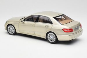 Mercedes E-Class W212 Elegance Pearl Beige Metalizado Minichamps 1:18 B66960215 Metal - imagen 7 de 8