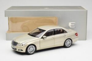 Mercedes E-Class W212 Elegance Pearl Beige Metalizado Minichamps 1:18 B66960215 Metal - imagen 8 de 8