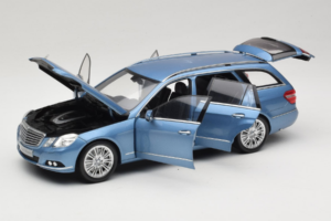 Mercedes E-Class W212 Estate Indigolith Metallic Blue Minichamps 1:18 B66962449 Metal - imagen 2 de 8