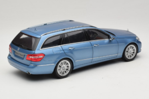 Mercedes E-Class W212 Estate Indigolith Metallic Blue Minichamps 1:18 B66962449 Metal - imagen 3 de 8
