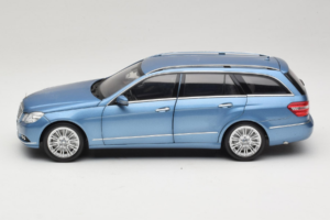 Mercedes E-Class W212 Estate Indigolith Metallic Blue Minichamps 1:18 B66962449 Metal - imagen 4 de 8