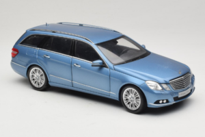 Mercedes E-Class W212 Estate Indigolith Metallic Blue Minichamps 1:18 B66962449 Metal - imagen 6 de 8
