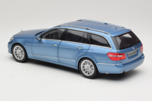 Mercedes E-Class W212 Estate Indigolith Metallic Blue Minichamps 1:18 B66962449 Metal - imagen 7 de 8