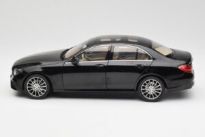 Mercedes E-Class W213 Obsidian Negro iScale 1:18 B66960380 Metal - imagen 4 de 8