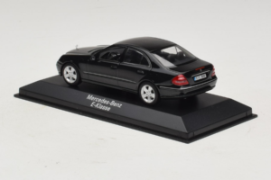 Mercedes E-Class W211 Negro Minichamps 1:43 B66961950 Metal - imagen 3 de 4