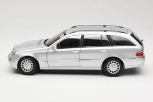 Mercedes E320 T-Modell S210 Elegance Plata Kyosho 1:18 B66962166 Metal - imagen 4 de 8