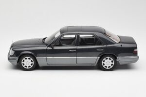 Mercedes E320 W124 Nautik Azul Metálico Dealer Edition AUTOart 1:18 B66040508 Metal - imagen 4 de 8