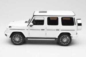 Mercedes G-Class G 500 W463A Diamond White Metallic Minichamps 1:18 113037111 Metal - imagen 4 de 8