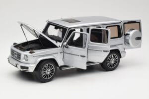Mercedes G-Class G 500 W463A Iridium Silver Metallic Minichamps 1:18 113037112 Metal - imagen 2 de 8