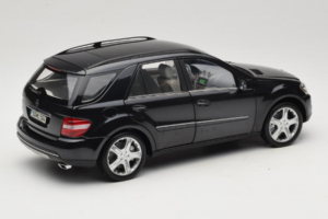 Mercedes ML W164 Obsidian Black Edición Concesionario Minichamps 1:18 B66962321 Metal - imagen 3 de 8